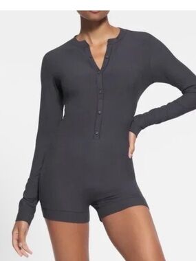 SKIMS SOFT LOUNGE BUTTON UP RIBBED HENLEY ONESIE GRAPHITE SİZE SMALL NWT